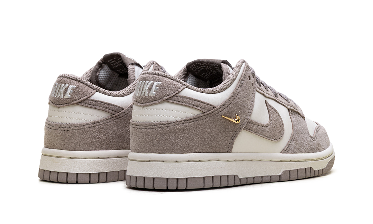 Dunk Low WMNS "Malt Gold Mini Swoosh" IB4417 105