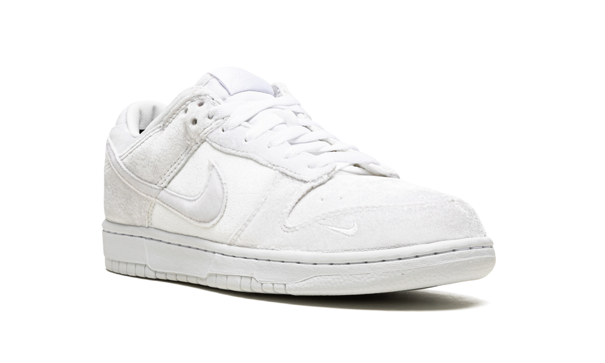 Dunk Low "Dove Street Market Triple White Velvet" DH2686 100